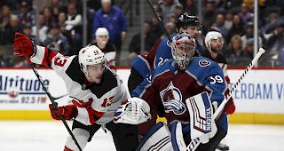 Der Natischer Nico Hischier (links) und seine New Jersey Devils kassieren gegen Colorado bereits die 7. Niederlage in Folge.