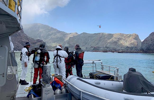 Rund um die Vulkaninsel White Island suchen Taucher das Gebiet immer noch nach möglichen vermissten Personen ab. Neuseelands aktivster Vulkan war am Montag ausgebrochen. Insgesamt 16 Menschen starben.
