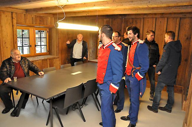 Einwohner von Lalden nehmen das Sitzungszimmer des Gemeinderats im umgebauten Ritterhaus in Augenschein.