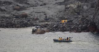Einsatzkr&auml;fte haben trotz hohen Risiken sechs Leichen auf White Island geborgen.