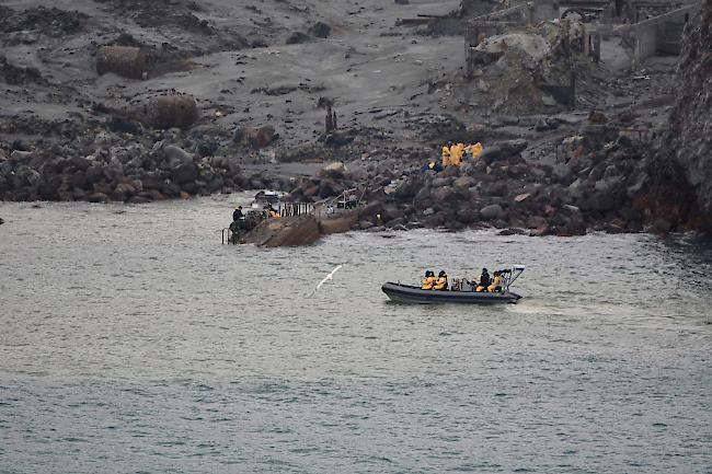 Einsatzkräfte haben trotz hohen Risiken sechs Leichen auf White Island geborgen.