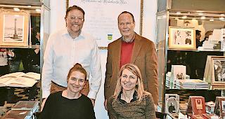 Hocherfreut. Reinhard Ritz, Gemeinde Goms (hinten links) neben Martin Brauen und Dominique Weissen Abgottspon, Landschaftspark Binntal (vorne links), neben Monika Holzegger bei der Er&ouml;ffnung der Station Ritz am Freitag.