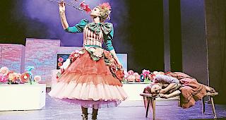 Blumenzauber. Zauberin oder Blumenfrau? Was f&uuml;hrt sie im Schild?