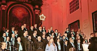 Stimmungsvoll. Solistin Leonore Steiner und &laquo;Gospel Joy&raquo;.