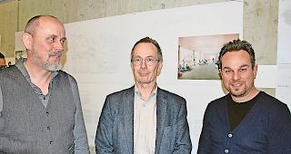 Hochwertige Architektur. Pr&auml;sentierten das Siegerprojekt: Norbert Russi (Adjunkt des Kantonsarchitekten), Schuldirektor Arnold Berchtold und der Verfasser des Siegerprojekts, Benjamin Widmer (von links). Foto mengis media