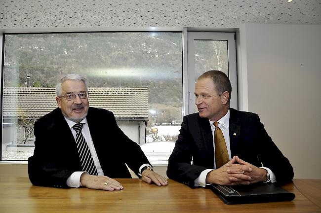 An einem Tisch. Albert Bass (l.), VR-Präsident Hans Kalbermatten AG, und Olivier Foro, Direktor Thermalquellen Brigerbad.