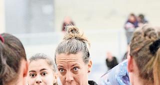 Trainerin Melanie Cina (Mitte) und dem VBC Visp gelang es in K&ouml;niz nicht, f&uuml;r eine &Uuml;berraschung zu sorgen.