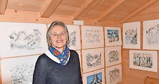 Spass. Ursula Weissenborn vor ihrer Bilderserie &laquo;Snow-Art&raquo;: Malen mit einem Schneeball  macht Spass. Foto mengis media