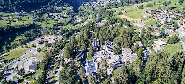 Das Sport Resort in Fiesch nutzt seit Beginn dieser Heizperiode klimaneutralen FSC-zertifizierten Holzbrennstoff. Es erhält nun als erster Tourismusbetrieb europaweit das FSC-Label.