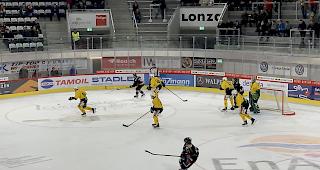 Der EHC Visp und der HC Thurgau am Dienstagabend in der LONZA Arena.