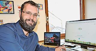 Schuldirektor Stefan Wyer unterst&uuml;tzt die Idee seiner Sch&uuml;lerinnen und Sch&uuml;ler, mit &laquo;Ecosia&raquo; eine neue Suchmaschine zu testen.