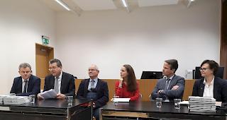 Die Autoren Jean-Henri Papilloud uns Sophia Cantinotti (Bildmitte) mit den Vorstandsmitgliedern der Walliser Bankenvereinigung Iwan Willisch, Pascal Perruchoud, Christophe Bonjour und Carmen Zenklusen. (v.l.)