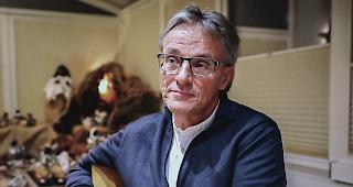 Mario Kalbermatter baut zusammen mit seiner Familie eine eindr&uuml;ckliche Krippe.