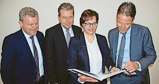Vieles zu entdecken. Die Vorstandsmitglieder der Walliser Bankenvereinigung bl&auml;ttern in der eigenen Geschichte. Iwan Willisch (UBS), Pascal Perruchoud (WKB), Carmen Zenklusen (Raiffeisen) und Christophe Bonjour (Credit Suisse), von links.Foto mengis media