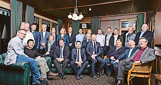 Hier ruht die Kraft. Die Pr&auml;sidenten der OIKEN-Aktion&auml;rsgemeinden mit Gilles Florey, Gemeindepr&auml;sident von Salgesch (Mitte hinten, blaues Hemd).Foto zvg/Isabelle Favre