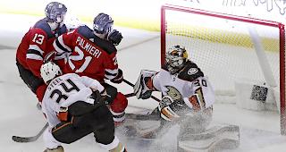 Sechster Saisontreffer.&nbsp;Nico Hischier (links) erzielte beim Heimspiel gegen die Anaheim Ducks das Tor zum zwischenzeitlichen 1:1.