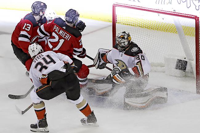 Sechster Saisontreffer. Nico Hischier (links) erzielte beim Heimspiel gegen die Anaheim Ducks das Tor zum zwischenzeitlichen 1:1.