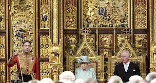 Tradition. Die Queen verlas das Regierungsprogramm des Premierministers. Und wurde dabei begleitet von ihrem &auml;ltesten Sohn, Thronfolger Prinz Charles.