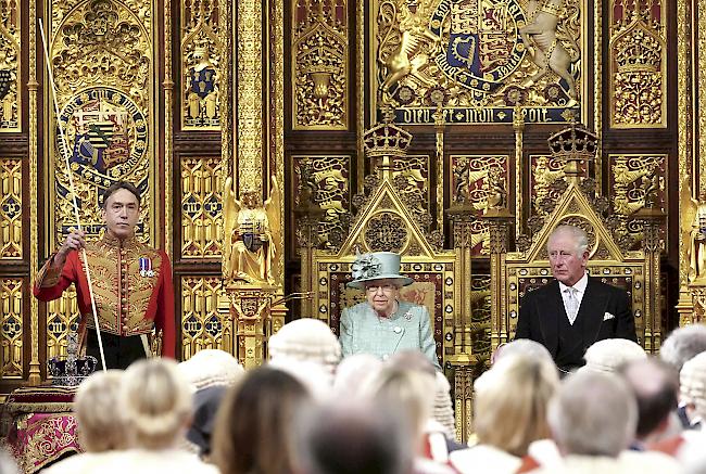Tradition. Die Queen verlas das Regierungsprogramm des Premierministers. Und wurde dabei begleitet von ihrem ältesten Sohn, Thronfolger Prinz Charles.