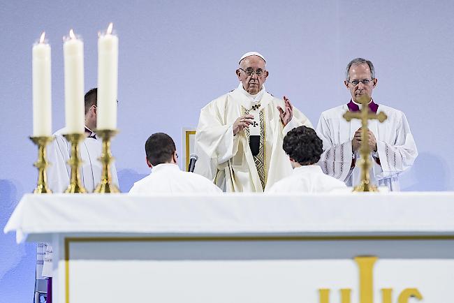 <b>«Haben wir Angst?»</b> Die Kirche müsse sich reformieren, sagte Papst Franziskus am Samstag vor den Beamten den Vatikans.