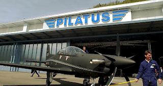 <b>Pilatus PC-21.</b> Unter anderem die Problembehebungen am Modell PC-21, hier bei der Vorstellung im Jahr 2002, in Saudi-Arabien waren umstritten.