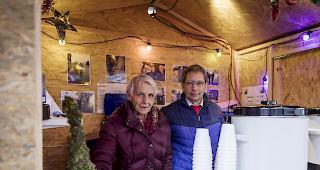 Susanne Salzmann und Armin Imboden warteten am Gl&uuml;hweinstand auf Kundschaft.