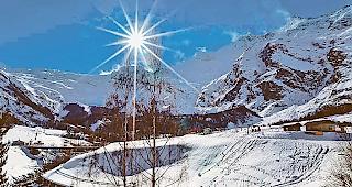 Gratwanderung. Der Kurort Saas-Fee will unter anderem mit mehr Fotovoltaikanlagen seine Energiebilanz verbessern. Und dabei gleichzeitig das traditionelle Dorfbild  erhalten.Foto zvg