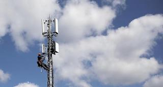 W&auml;hrend die Werbung bl&uuml;ht, die Antennen spriessen und neue Telefone entstehen, wehren sich unbeugsame Schweizer und Schweizerinnen gegen die Ankunft von 5G. 