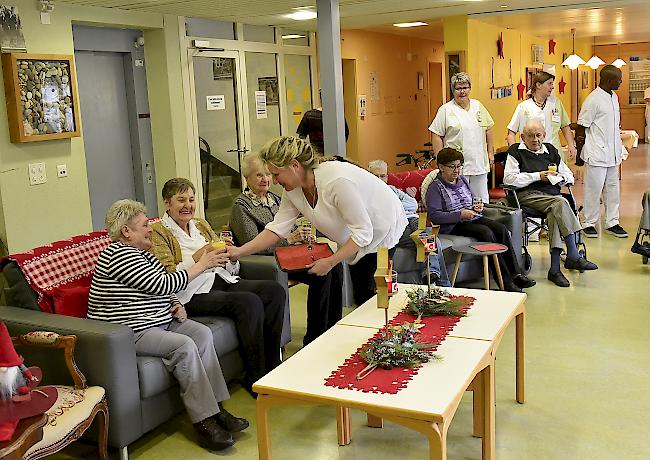 Freudentag. Impressionen der Heimweihnacht und Beschenkungsaktion im Leuker Ringackerheim.