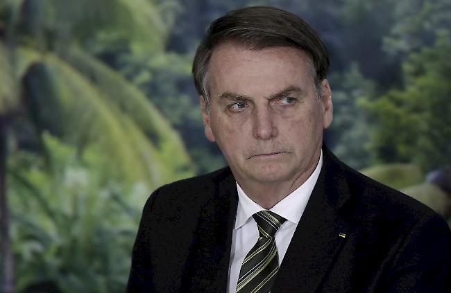 Der brasilianische Präsident Jair Bolsonaro ist laut einem Medienbericht nach einem häuslichen Unfall in ein Spital eingeliefert worden. Der 64-Jährige sei im Präsidentenpalast in Brasília gestürzt und in das Hospital der Streitkräfte gebracht worden.