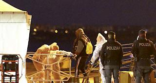 Migranten erreichen den s&uuml;ditalienischen Hafen Taranto. 