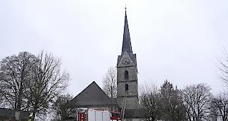 Noch w&auml;hrend den L&ouml;scharbeiten st&uuml;rzten Teile des brennenden Kirchendachs ein und besch&auml;digten das darunterliegende Kirchenschiff.