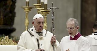 In der traditionellen Mitternachtsmesse im Petersdom rief Papst Franziskus zu selbstloser Mitmenschlichkeit auf.