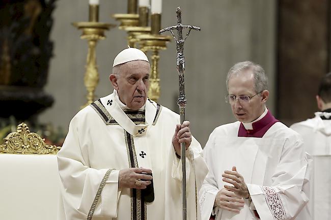 In der traditionellen Mitternachtsmesse im Petersdom rief Papst Franziskus zu selbstloser Mitmenschlichkeit auf.