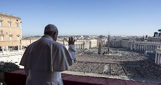 Papst Franziskus fordert einen besseren Schutz f&uuml;r Fl&uuml;chtlinge und prangert die Abschottungspolitik Europas an.