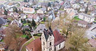 &Uuml;ber achtzig Angeh&ouml;rige von mehreren Feuerwehren waren am Dienstagmorgen ausger&uuml;ckt, um den Brand im Turm der reformierten Kirche zu l&ouml;schen. 