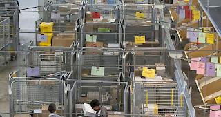 Die F&ouml;rderb&auml;nder in den Paketzentren laufen auf Hochtouren.