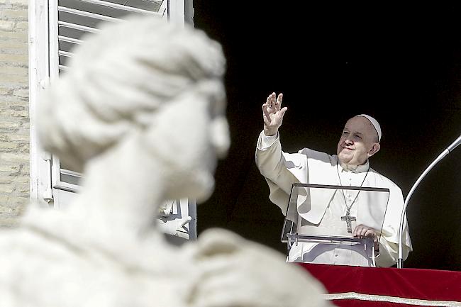 Der Pontifex beim Angelusgebet am zweiten Weihnachtsfeiertag auf dem Petersplatz.