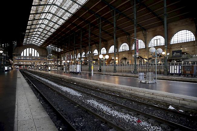 Auf dem Pariser Fernbahnhof Gare de Lyon waren am Morgen deutlich weniger Menschen unterwegs als sonst.