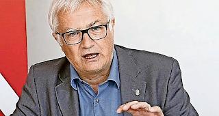 Bedenken. &laquo;Wenn ich so sehe, was momentan politisch alles abgeht, kommen schon einige Bedenken hoch&raquo;, sagt der abtretende Gl&uuml;ckskette-Direktor Tony Burgener, wenn der Begriff &laquo;Humanit&auml;re Schweiz&raquo; zur Sprache kommt. Foto Keystone