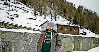 Stark eingeschr&auml;nkt. Elektrosensible Menschen wie Edgar Ruppen aus Saas-Grund k&ouml;nnen  am sozialen Leben praktisch gar nicht mehr teilhaben.Foto mengis media/Alain Amherd