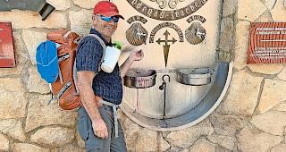 Spendierfreudig. Im D&ouml;rfchen Irache gibt es einen Brunnen, aus dem nebst Wasser jeden Tag auch 100 Liter Wein f&uuml;r die Pilger fliessen.