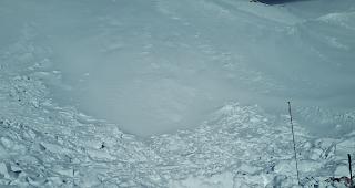 Bei einem Lawinenniedergang auf der Lauchernalp verletzte sich am Samstag ein Skitoureng&auml;nger schwer. 