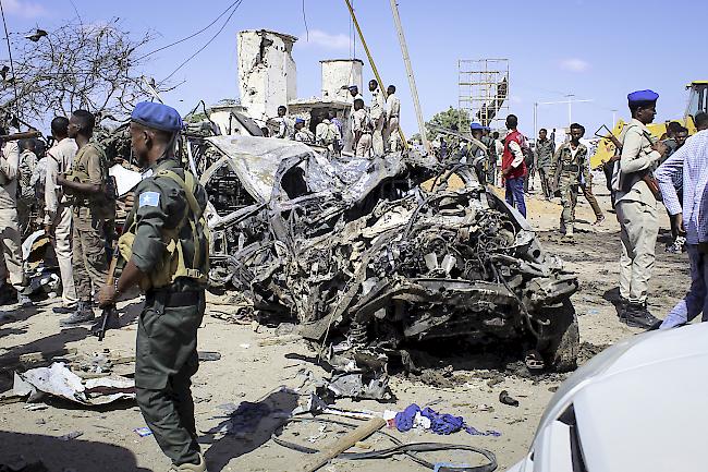 Bei einem Anschlag in Somalias Hauptstadt Mogadischu sind fast 100 Menschen getötet worden. Ein Lastwagen war vor einem ehemaligen Kontrollpunkt explodiert.