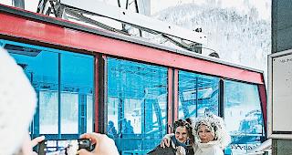 Felskinn. Wo 1984 Gondelfahrer Charly Schmidt Wham! &shy;chauffierte, lassen sich 35 Jahre sp&auml;ter Touristen ablichten.