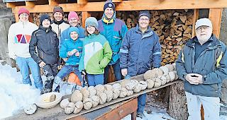 Gute Laune. Die Gruppe der Brotb&auml;cker pr&auml;sentiert ihre Arbeit zum Verkauf.