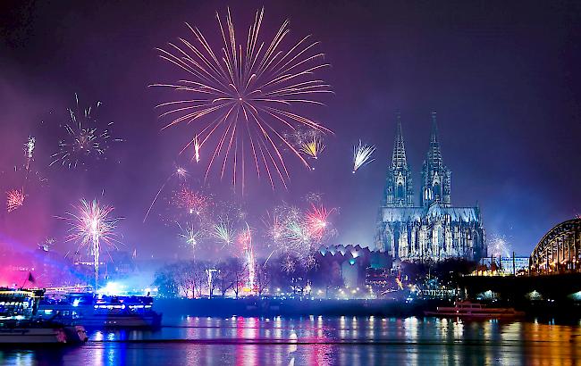 Feuerwerk am Rhein über dem Kölner Dom.