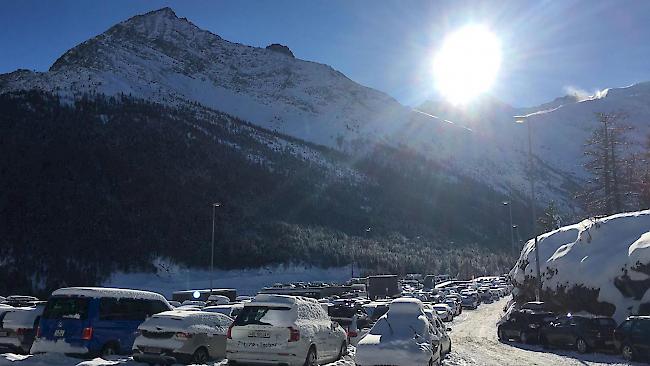 Die Tourismusstation Saas-Fee ist stark frequentiert. Sämtliche 2800 Parkplätze sind belegt.