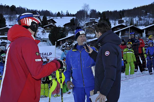 Moderator Kalbermatten interviewt Peter Zenhäusern vom Fanklub.