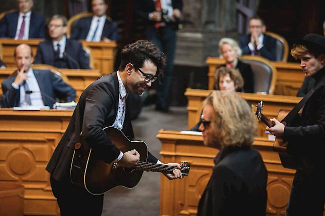 Stilbruch. Die Schweizer Pop-Band Pegasus läutet im Ständerat die neue Legislatur ein. Das Publikum in der «Chambre de Réflexion» (mit Beat Rieder in der ersten Reihe) macht sich so seine Gedanken. (Bern, 2. Dezember 2019)